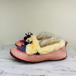 Pink And Blue Embroidered Fur Lined Moccasins Women’s Size 8